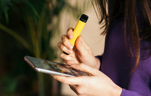 A person holding a vape